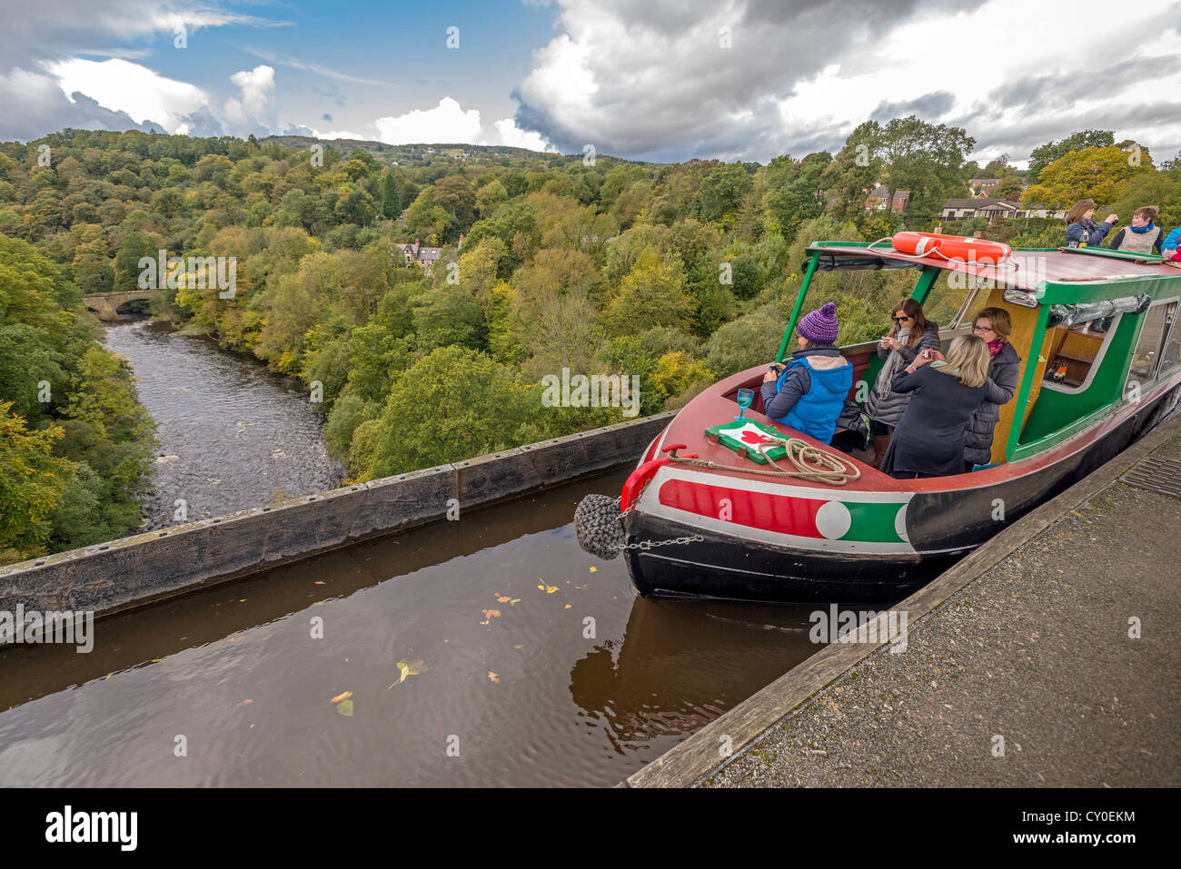 Das Pontcysyllte-Aquädukt trägt Llangollen Kanal oberhalb des Flusses Dee. Stockfoto