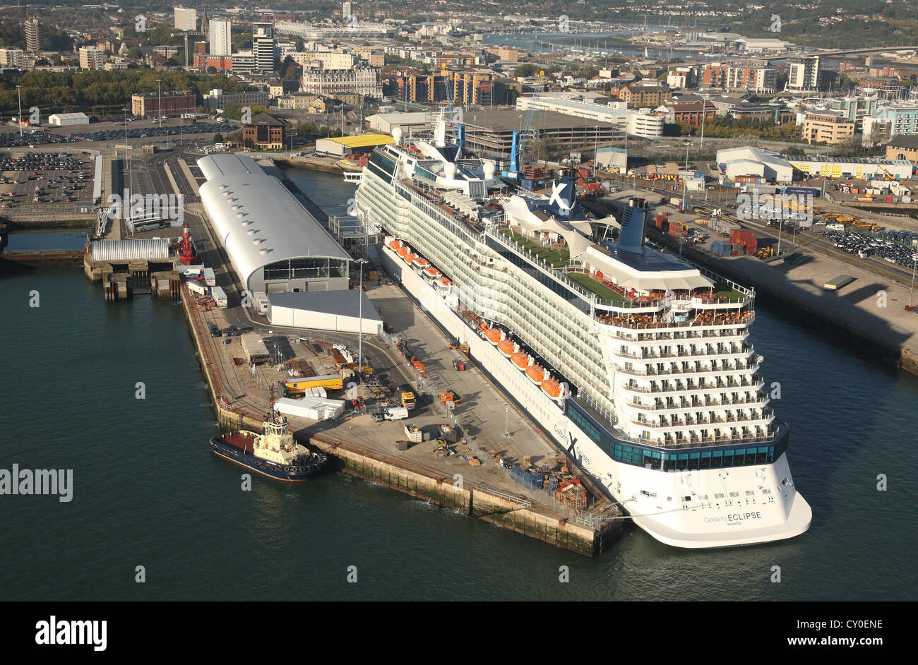 Celebrity Eclipse in den Hafen von Southampton. Luftbilder. Stockfoto