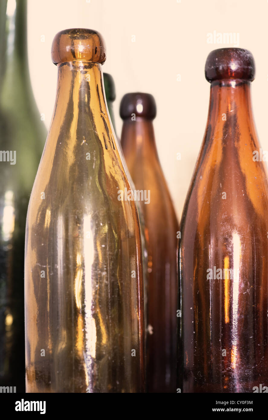 Gebrauchte Antik Glasflaschen verwendet für traditionelle ale Stockfoto