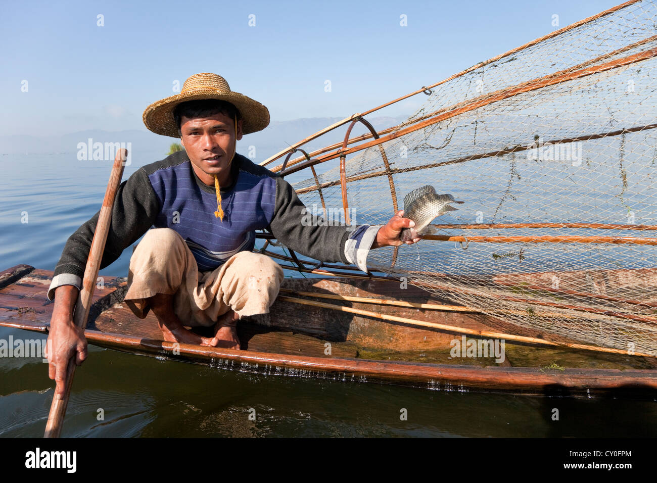 Myanmar, Burma. Fischer und Fische, einen mageren Fang. Inle-See, Shan-Staat. Stockfoto