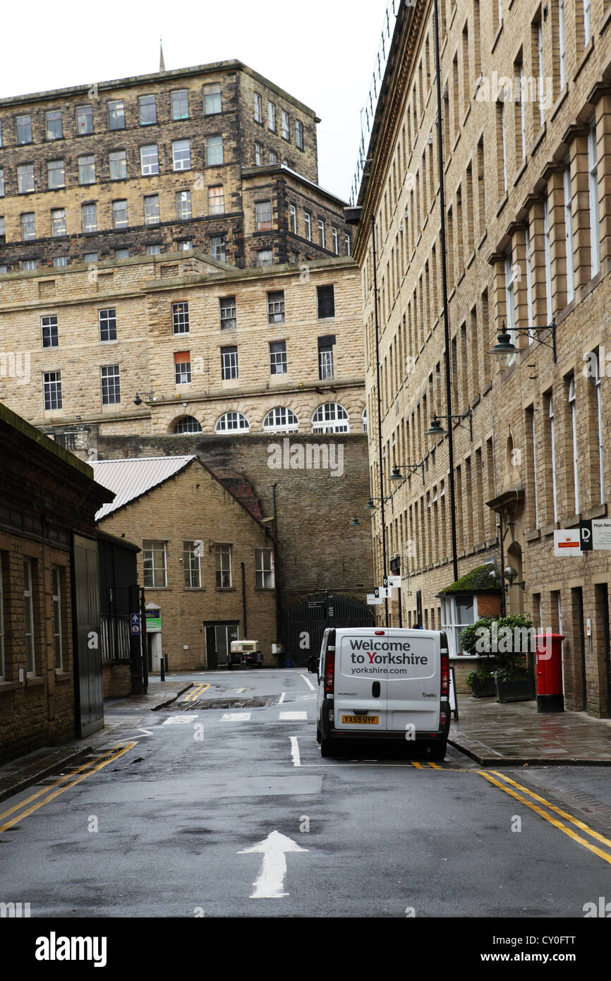 Eine Willkommen an Yorkshire van parkt bei Dean Clough Mills in Halifax, West Yorkshire, England. Stockfoto