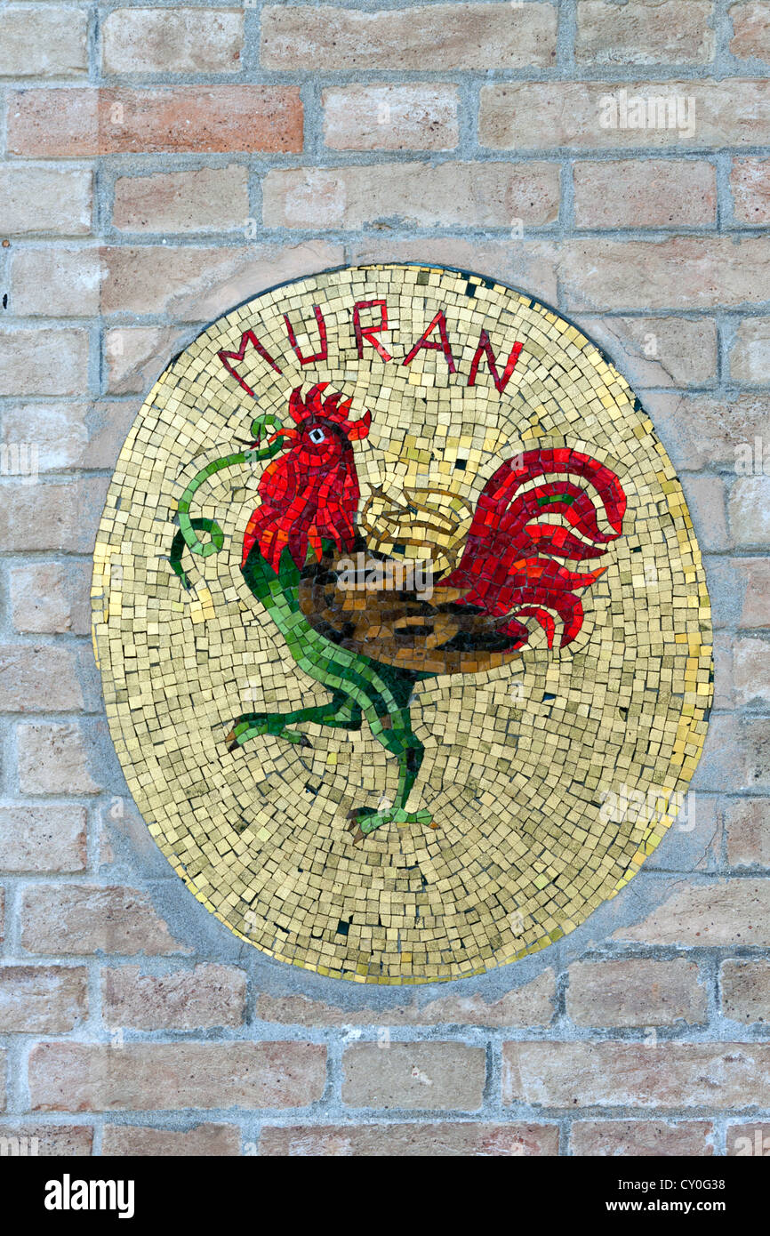 Gold Mosaik Fliesen Hahn auf der Mauer auf der venezianischen Insel Murano Stockfoto