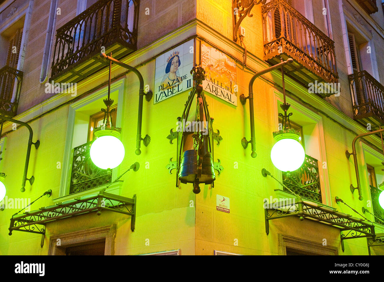 Isabel II Platz Ecke Arenal Street gelegen, Nachtansicht. Madrid, Spanien. Stockfoto