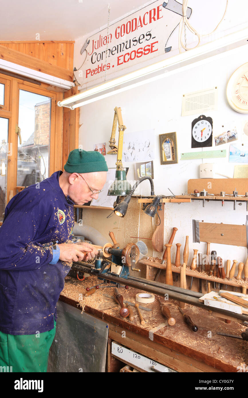 Julian Goodacre Bagpipe Maker in Peeples Schottland mit einem Meißel auf seiner Drechselbank, Stockfoto