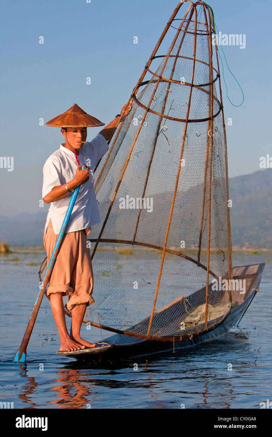 Myanmar, Burma. Fischer auf der Suche nach einen Platz auf seinem Netz, Inle-See, Shan-Staat. Stockfoto