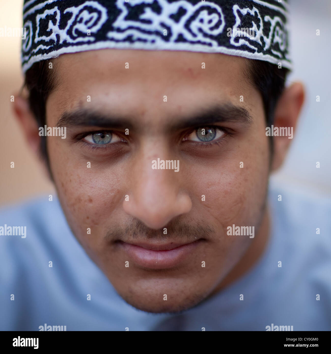 Blue Eyed omanischen Mann In Dishdasha, Nizwa, Oman Stockfoto