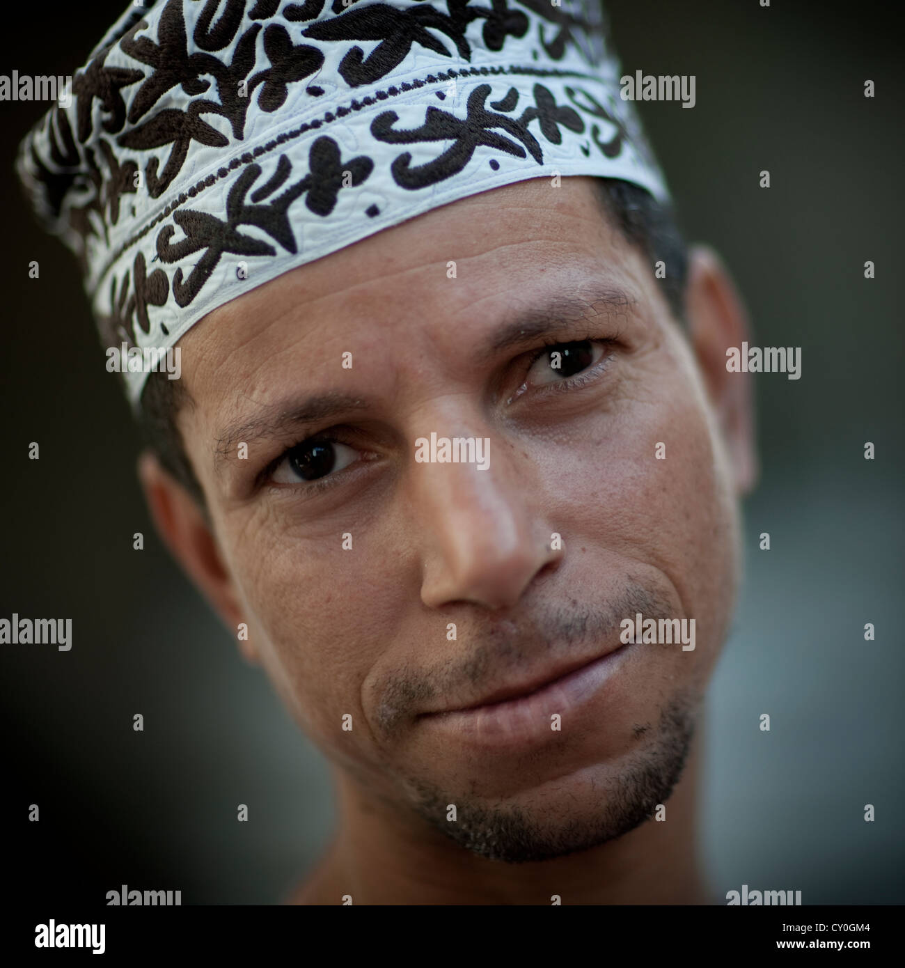 Omanische Mann mit Arabesque Mütze, Nizwa, Oman Stockfoto