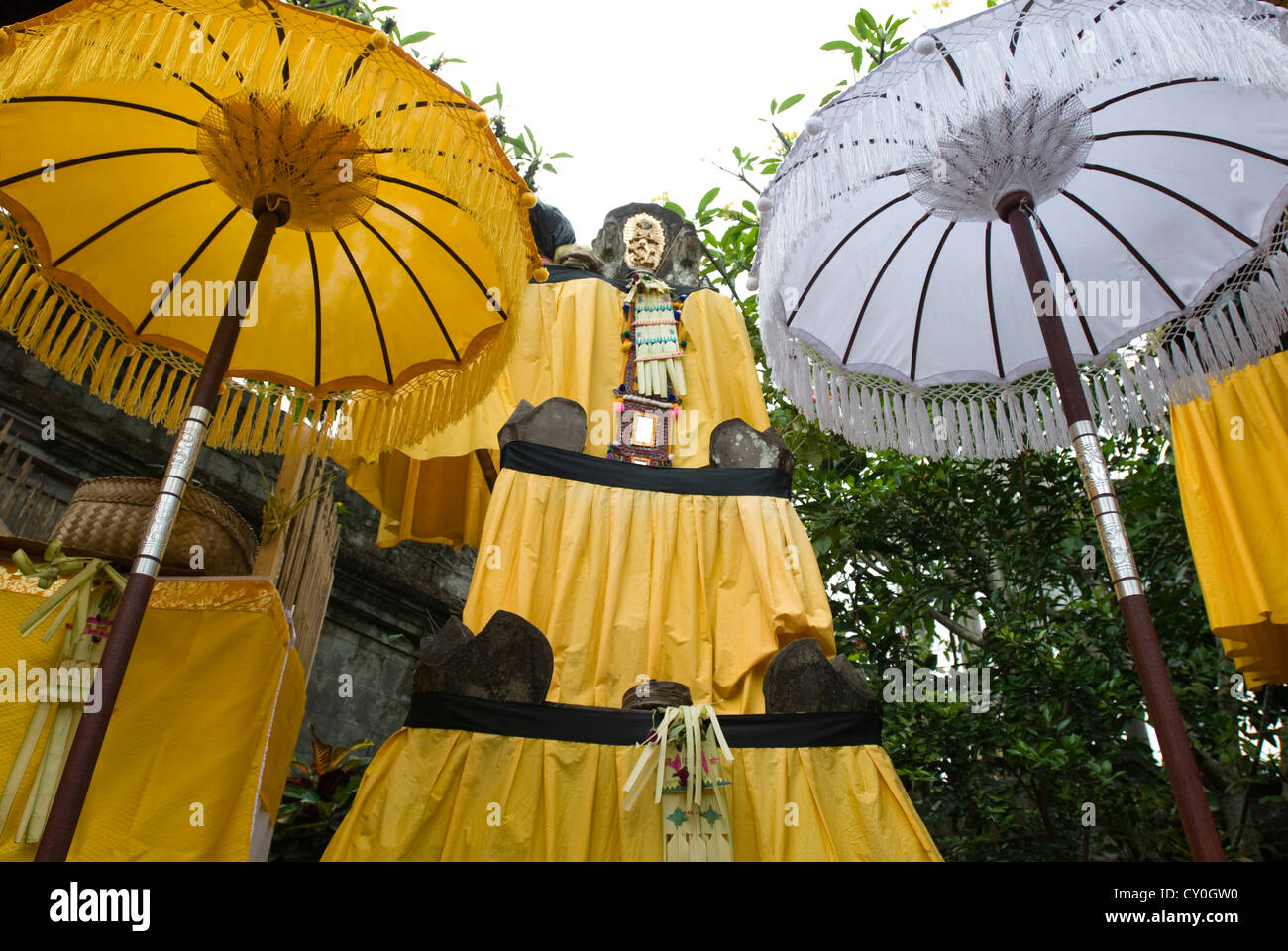 Ein animistischen Tempel ist bereit für eine Beerdigung Zeremonie gemacht in Ubud, Bali, Indonesien Stockfoto