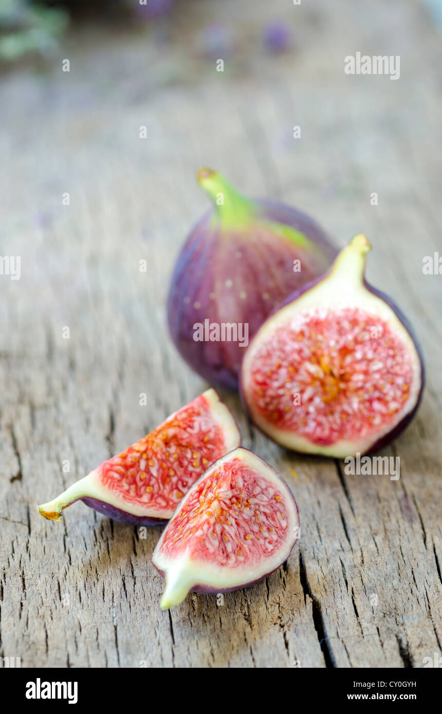 Reife Feigen auf hölzernen Hintergrund Stockfoto