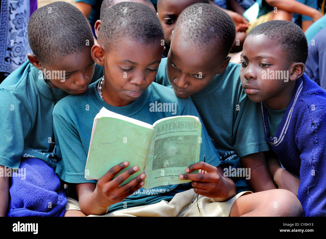 Schülerinnen und Schüler während der katholische Religionsunterricht in einer Katechese Buch gelesen. Bagamoyo, Tansania Stockfoto