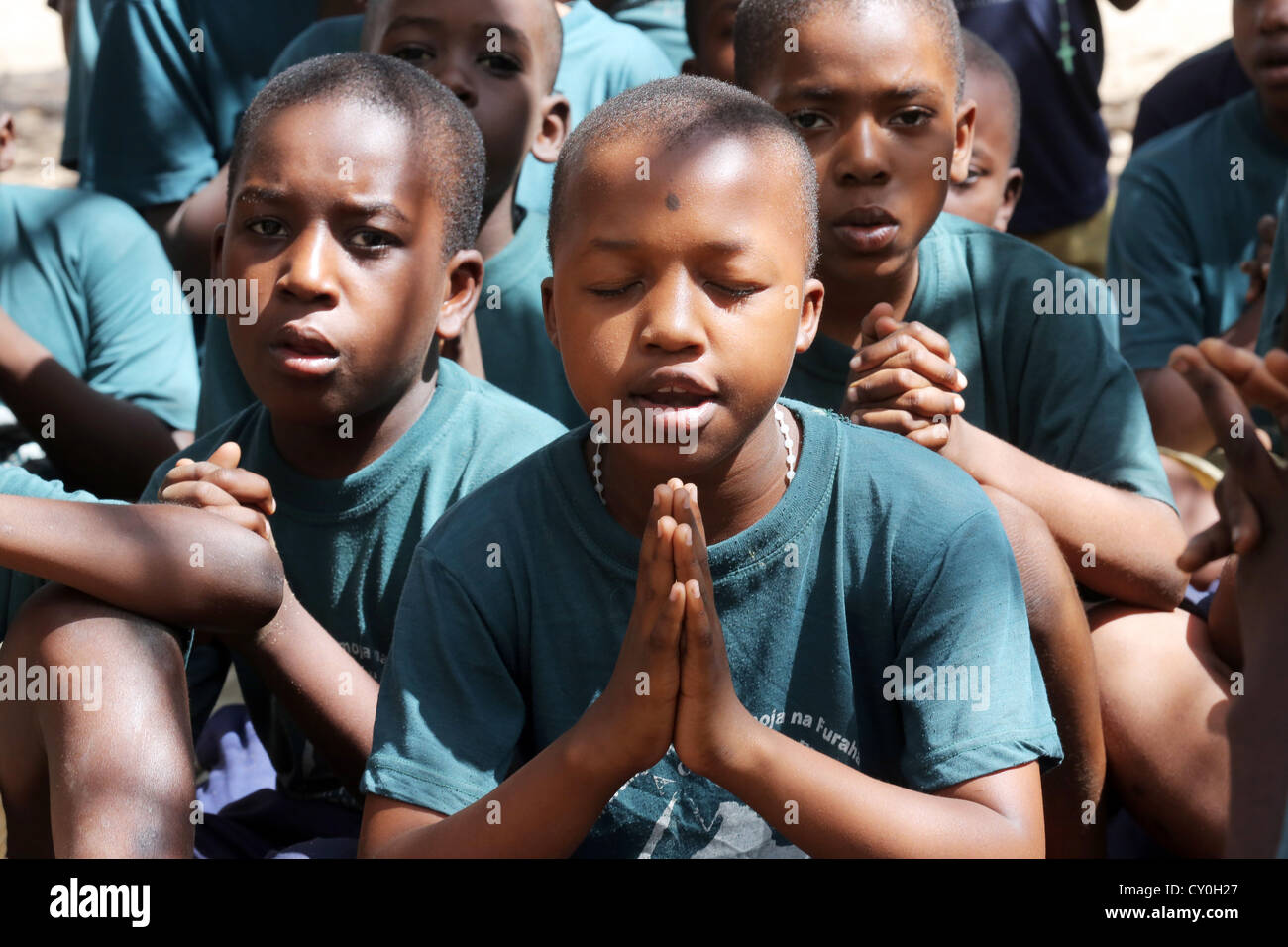 Schülerinnen und Schüler beten am Ende des katholischen Religionsunterrichts. Bagamoyo, Tansania Stockfoto