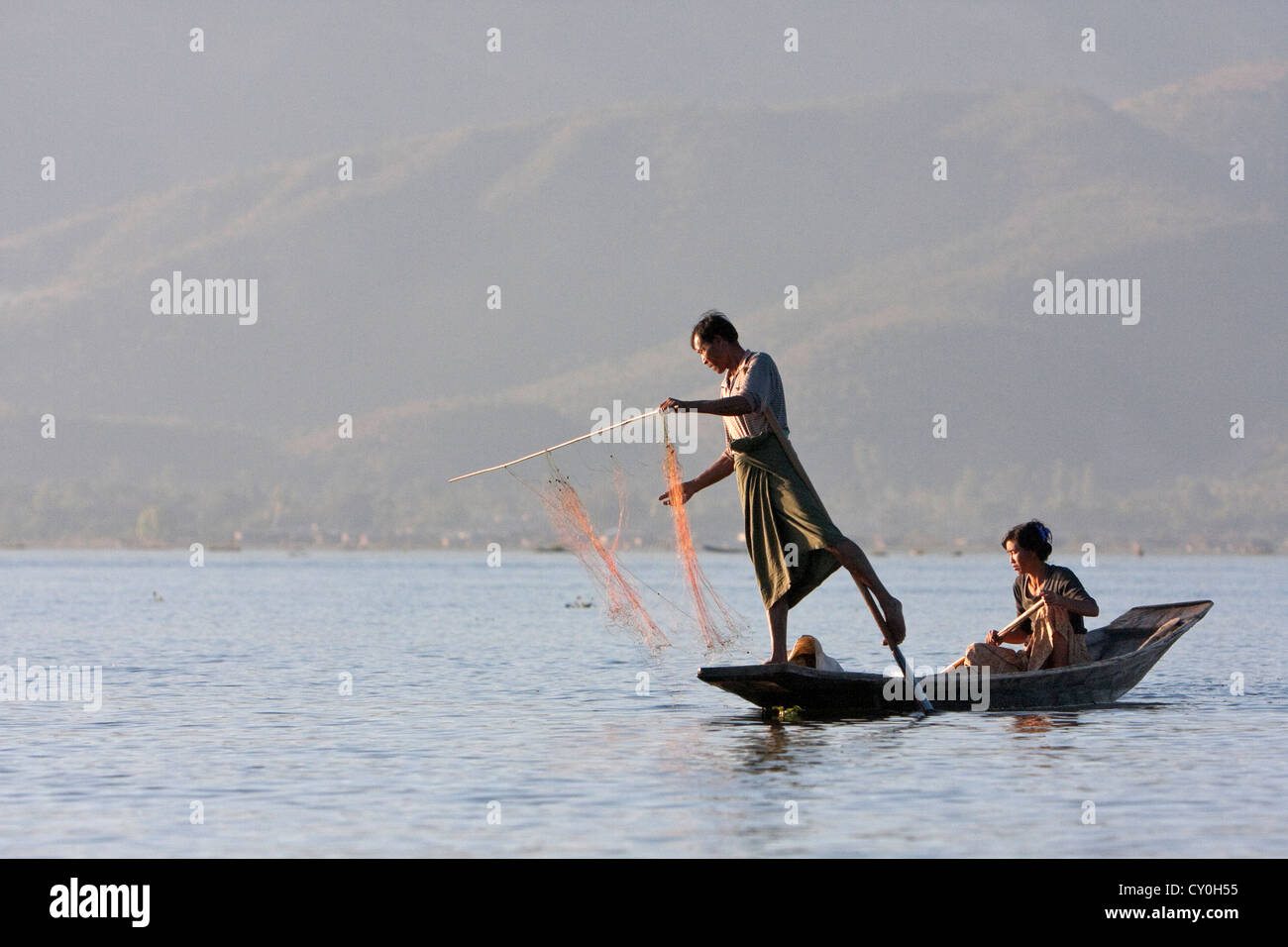 Myanmar, Burma. Mann und Frau Angeln spät in den Tag. Inle-See, Shan-Staat. Stockfoto