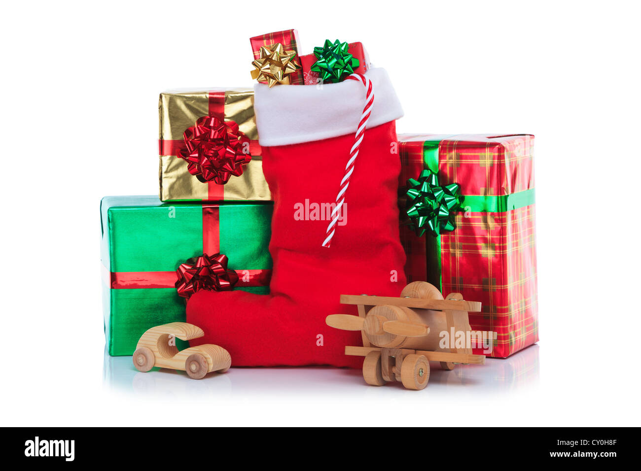 Foto von einer roten Weihnachts-Strumpf mit Geschenk verpackt Geschenke und Spielzeug, isoliert auf einem weißen Hintergrund. Stockfoto