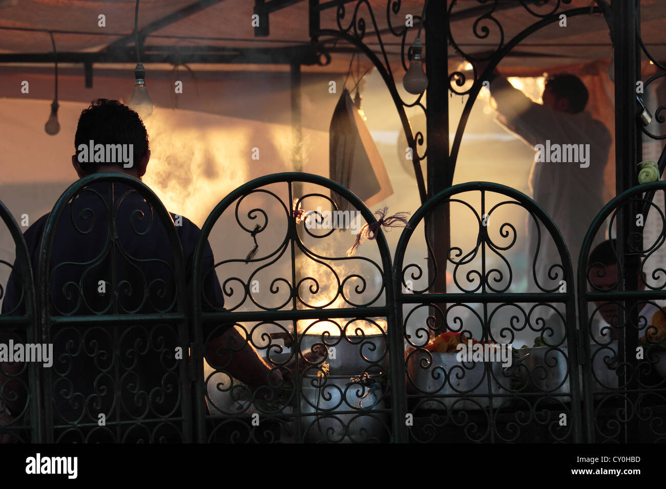 Vorbereitungen für den Abend in Djemaa el-Fna, dem zentralen Platz in Marrakesch, Marokko. Stockfoto