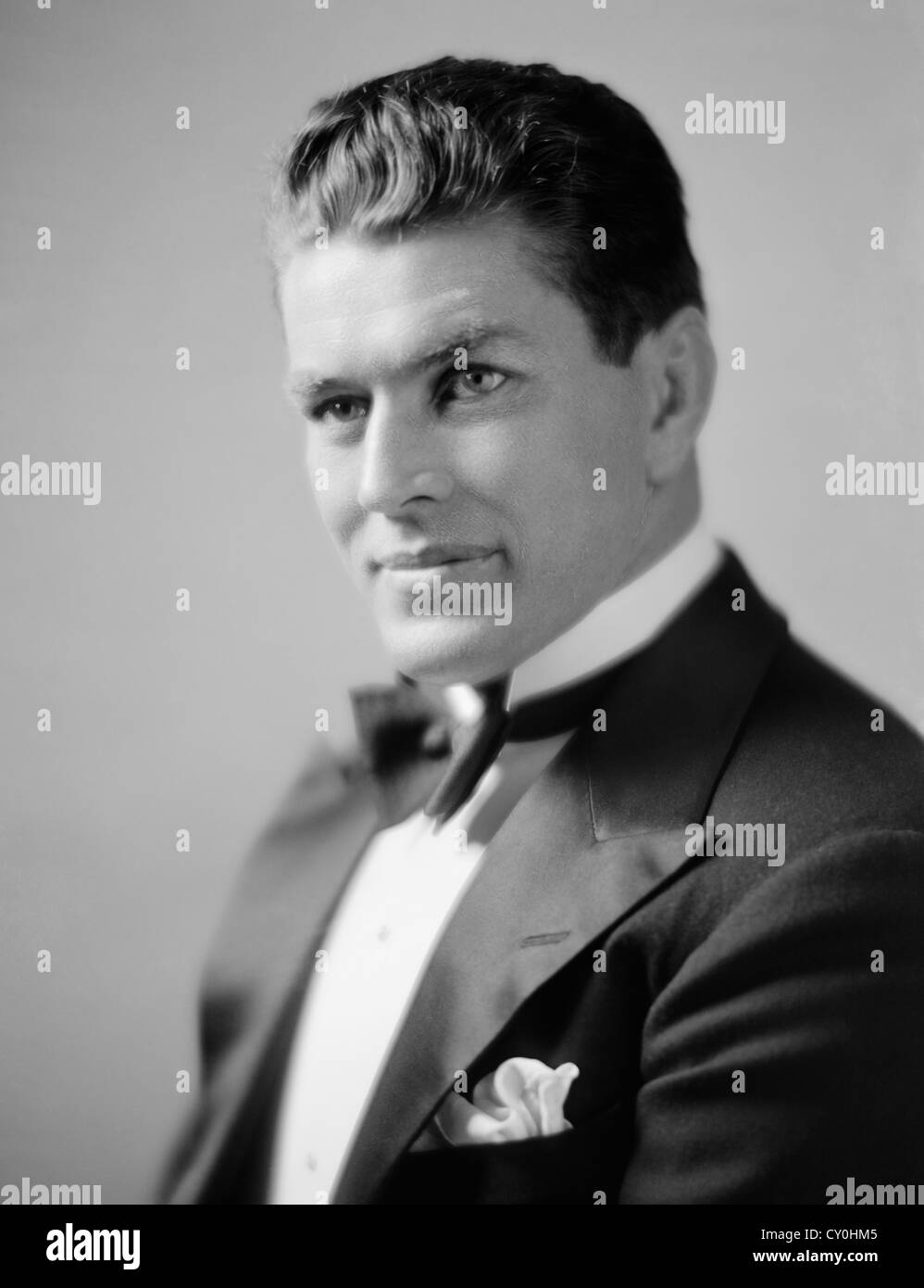 Oldtimer-Portraitfoto des Boxers Gene Tunney (1897 – 1978) – Tunney, bekannt als „The Fighting Marine“, war von 1926 bis 1928 Weltmeister im Schwergewicht. Undatierte Aufnahme von Harris & Ewing. Stockfoto