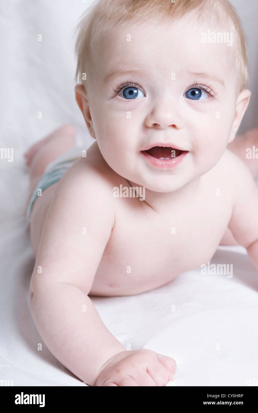 Blondes Baby Mit Finger Im Mund Stockfoto