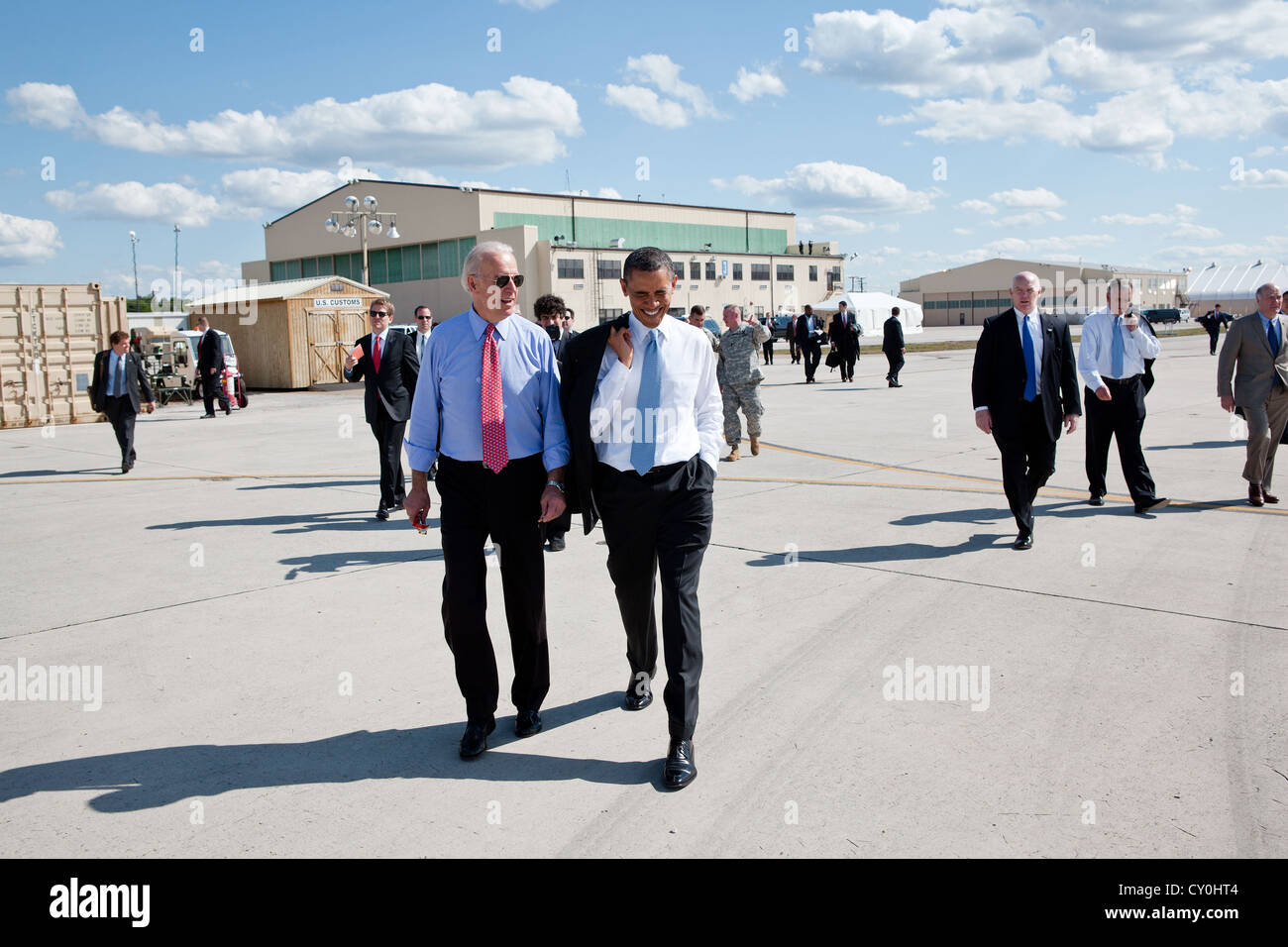 US-Präsident Barack Obama über den Asphalt mit Vize-Präsident Joe Biden vor dem Abflug von Fort Campbell, Kentucky 6. Mai 2011 geht. Stockfoto