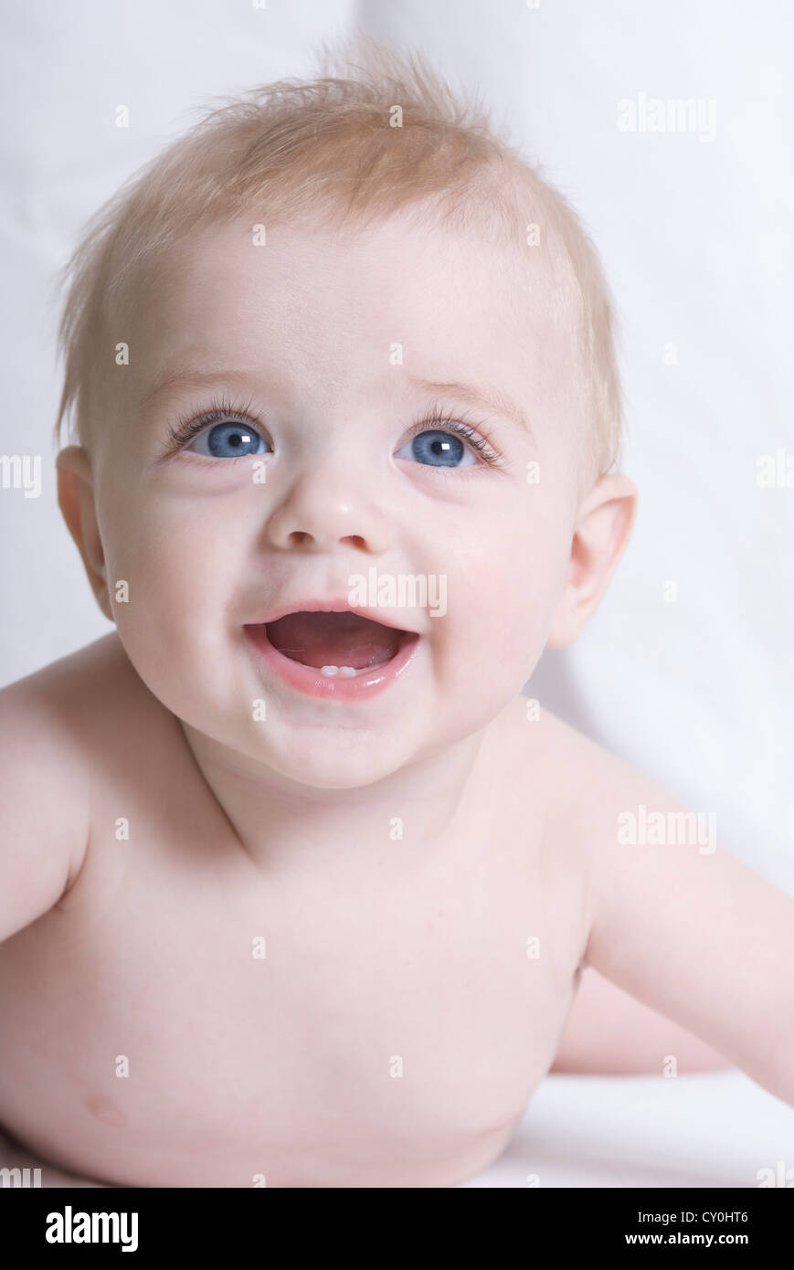 Blondes Baby Mit Finger Im Mund Stockfoto