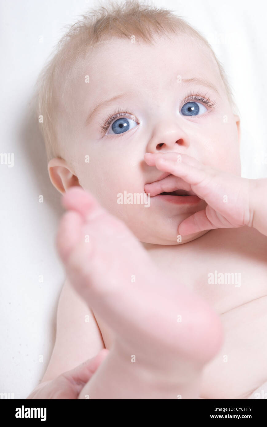 Blondes Baby Mit Finger Im Mund Stockfoto