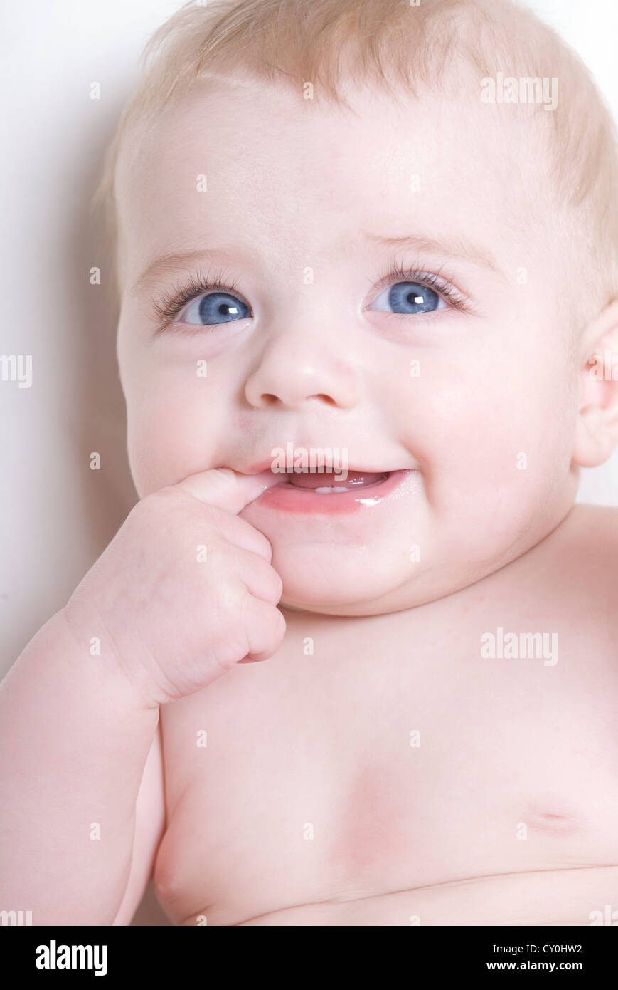 Blondes Baby Mit Finger Im Mund Stockfoto