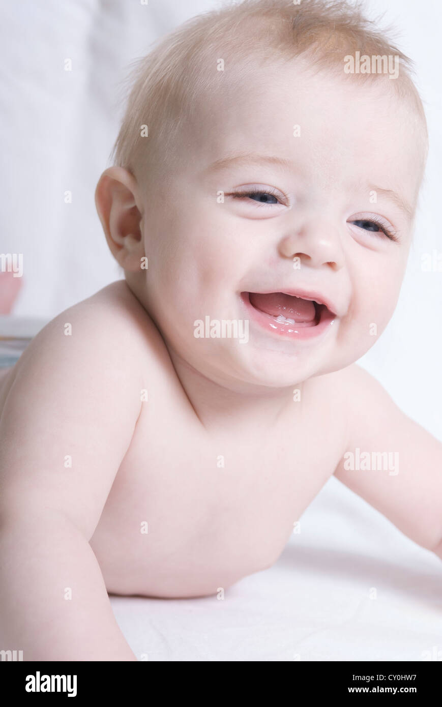 Blondes Baby Mit Finger Im Mund Stockfoto