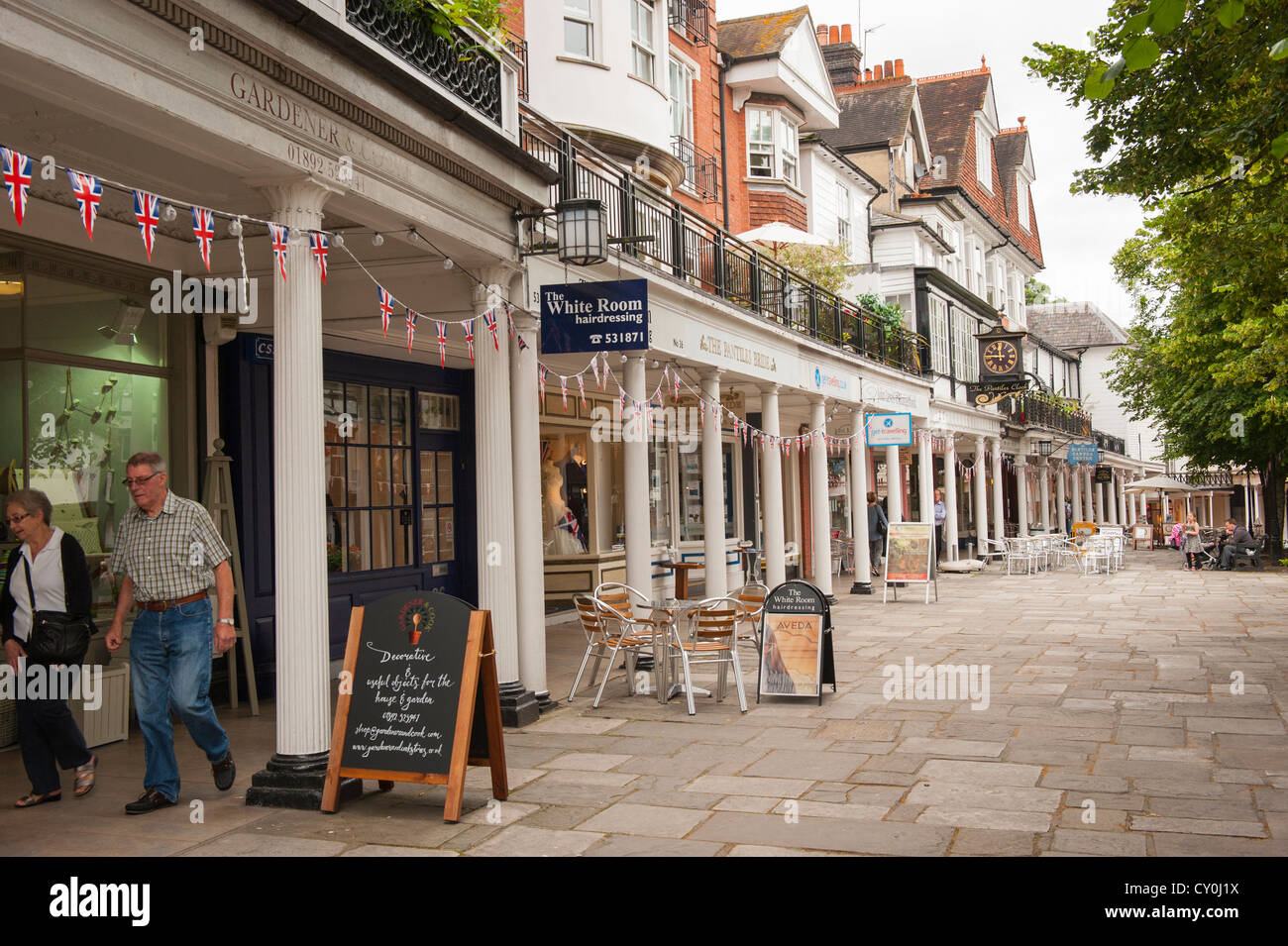 Kent Royal Tunbridge Wells The Pantiles alte Geschäfte Läden Arcade-Säulen Kolonnade Stockfoto