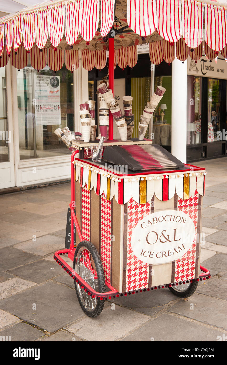 Kent Royal Tunbridge Wells die Dachpfannen die Cabachon O&l Eis Barrow mit Tapete und Stoff Werbung schießen Shopping Precinct Mall eingerichtet Stockfoto