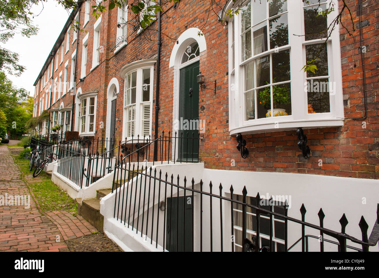 Kent Royal Tunbridge Wells Bedford Terrasse typische Georgische rote Backsteinhäuser Erker Keller Schritte metall Eisengeländern Bay Window Fenster Stockfoto