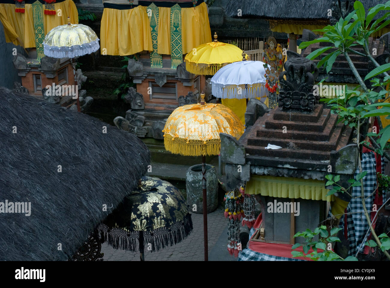 Bunte Sonnenschirme schmücken einen animistischen Tempel in Ubud, Bali, Indonesien Stockfoto