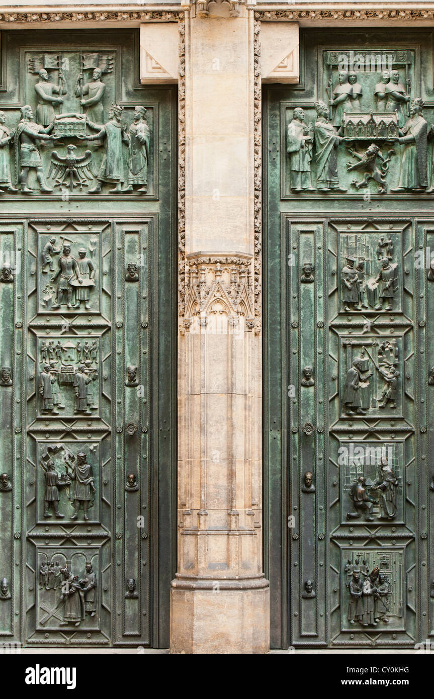 Kunstwerk-Detail auf der St Vitus Cathedral auf der Prager Burg, Prag, Tschechische Republik Stockfoto