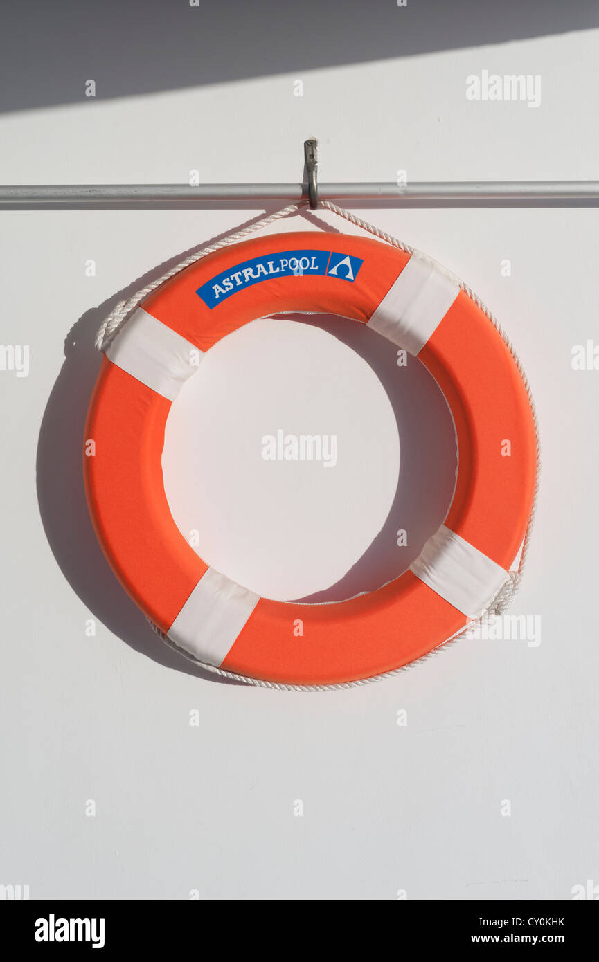 Lifebouy auf einer weißen Wand in heller Sonne in Puerto Mogan Gran Canaria Kanaren Spanien Stockfoto