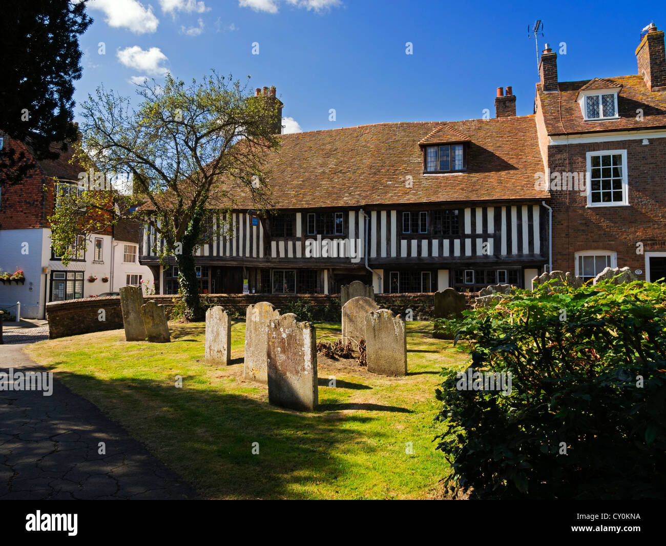 Kirchplatz, Rye, Sussex. Eine malerische Straße beherbergt alte neben dem Kirchhof in der historischen Stadt Rye. Stockfoto