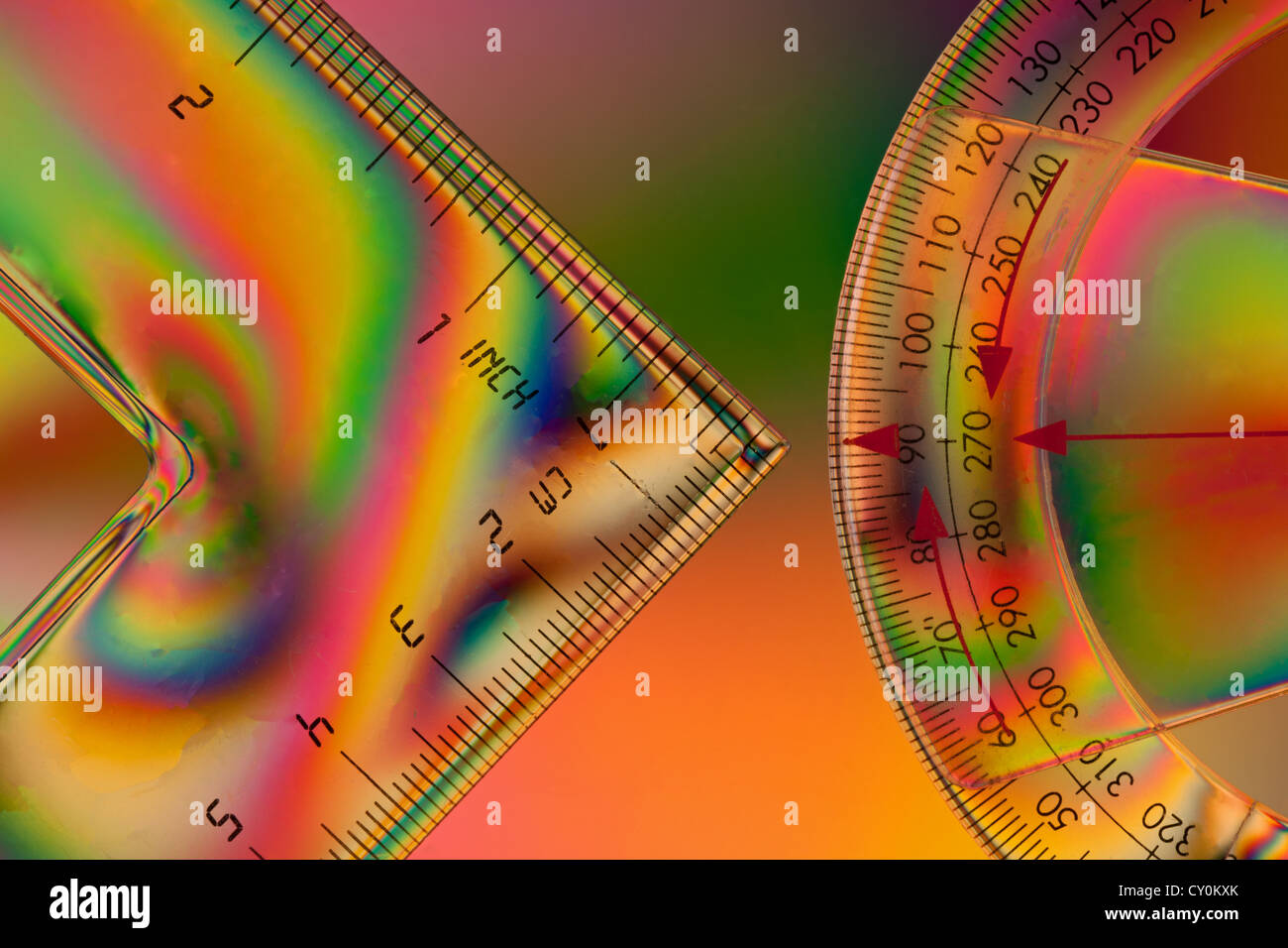 Stellen Sie Platz und Winkelmesser ein, beide zeigen einen rechten Winkel auf eine polarisierte Hintergrund Stockfoto