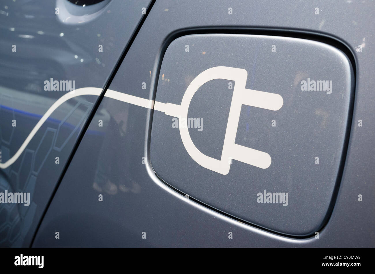 Detail des Symbols auf Elektro-Auto zum Aufladen von Plug-in auf der Paris Motor Show 2012 Stockfoto