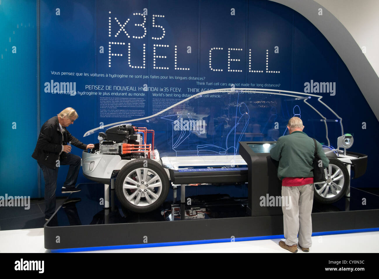Detail des Cut-away der Wasserstoff-Brennstoffzelle Hyundai ix35 Konzeptfahrzeug auf der Paris Motor Show 2012 Stockfoto