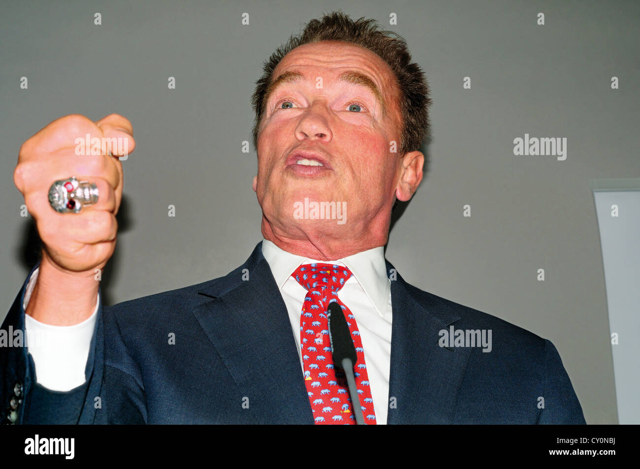 Deutschland: Arnold Schwarzenegger während der Präsentation seiner Autobiografie "Total Recall" auf der Buchmesse 2012 in Frankfurt am Main Stockfoto