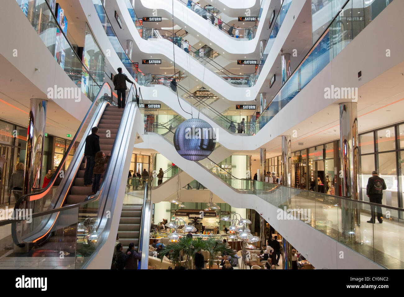 Moderne shopping-Mall auf gehobenen Konigsallee in Düsseldorf Sevens Stockfoto