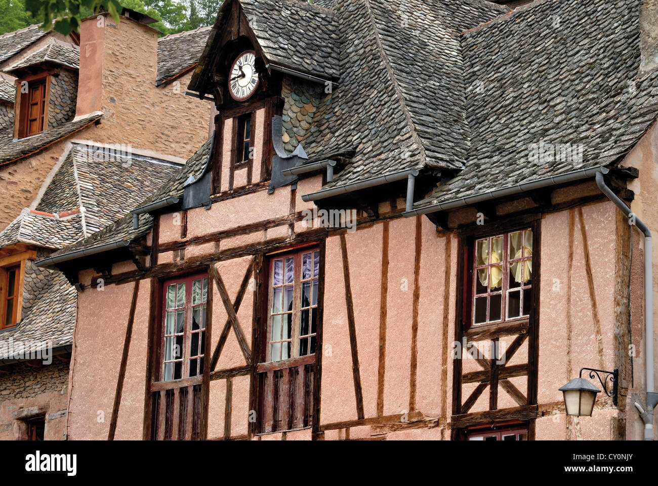 Frankreich, Jakobsweg: Mittelalterliche Fachwerkhäuser im historischen Dorf Conques Stockfoto