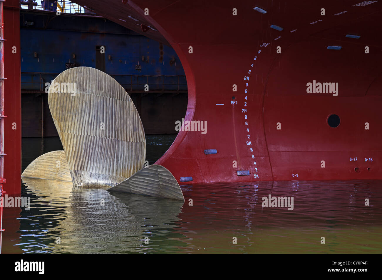 Nahaufnahme von einem Schiff Propeller im Wasser. Stockfoto
