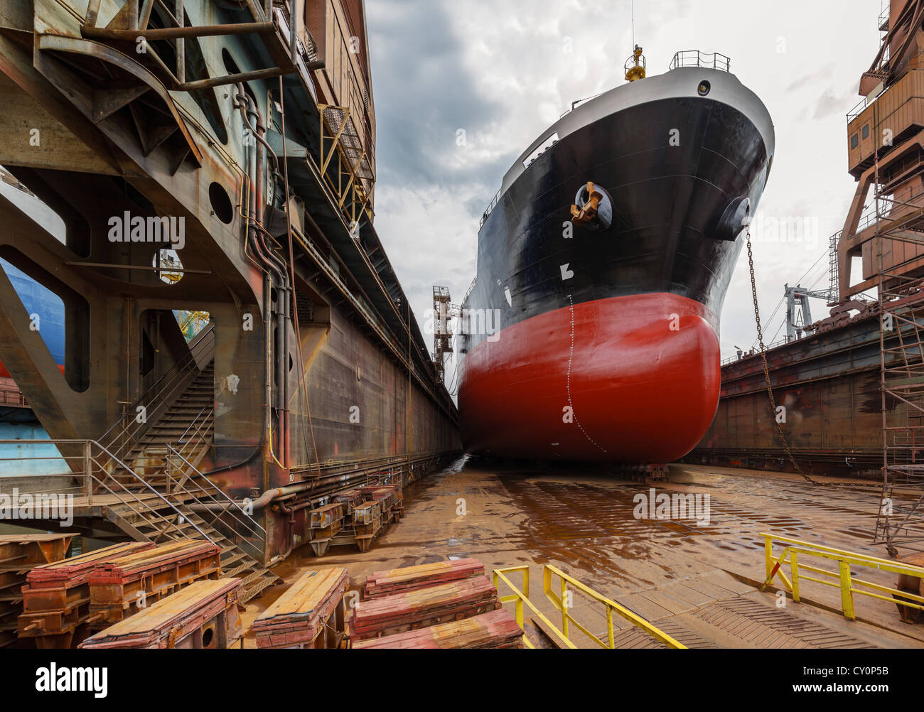 Ein großer Tanker Schiff wird in Werft Danzig renoviert. Stockfoto