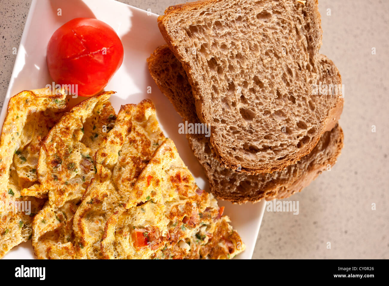 Schwarzbrot ist mit erheblichen Mengen an Weizen gemacht, Omelett aus geschlagenen Eiern mit Butter oder Öl in einer Pfanne erhitzen. Stockfoto