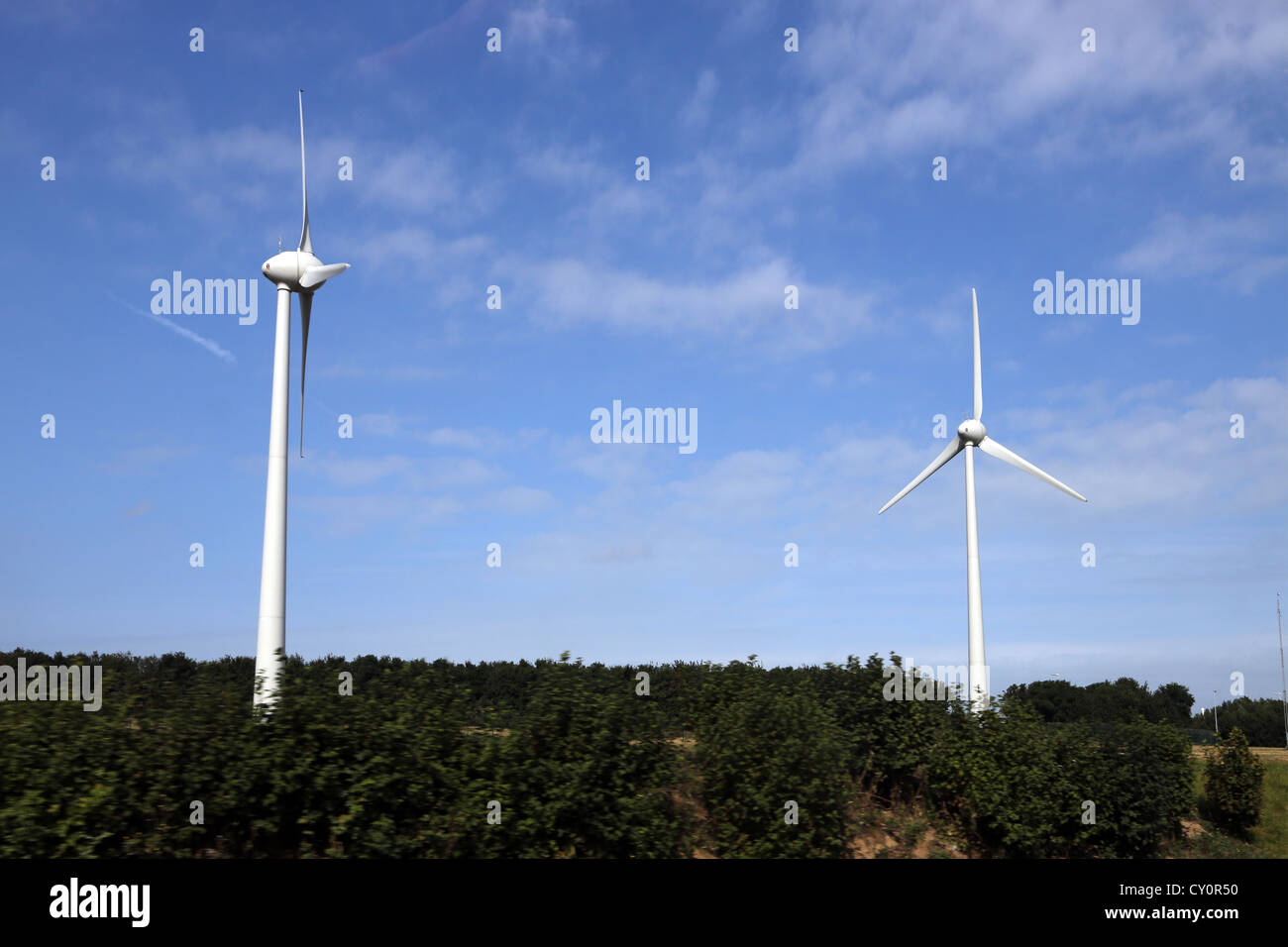 Frankreich auf Weg nach Calais Windkraftanlagen im Bereich Stockfoto