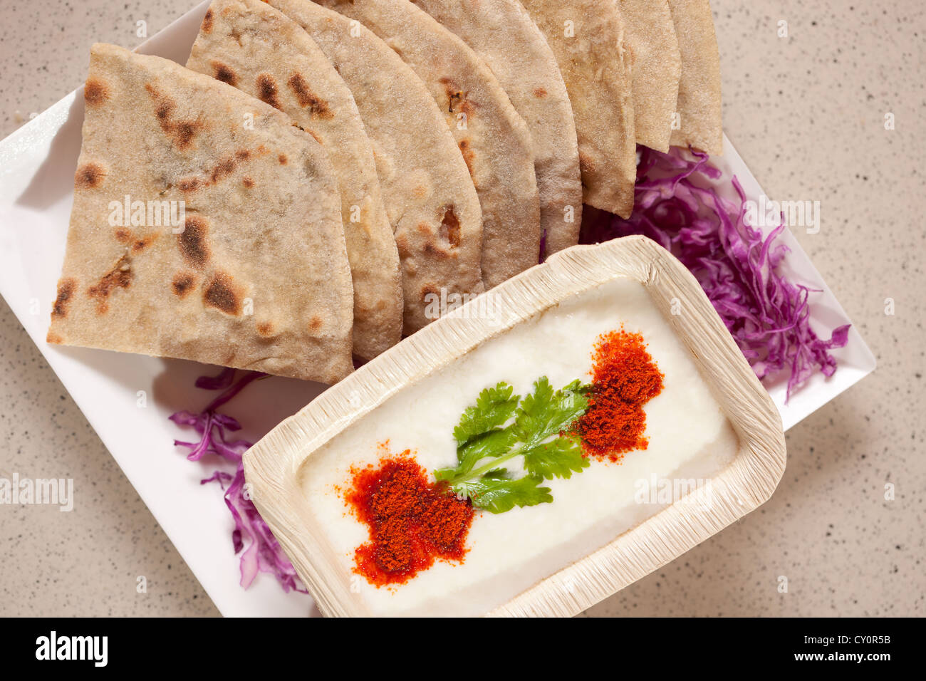 Aloo Paratha ist würzig gefüllten gekochte Kartoffeln und Zwiebeln mischen indisches Fladenbrot, die auf dem indischen Subkontinent entstand. Stockfoto