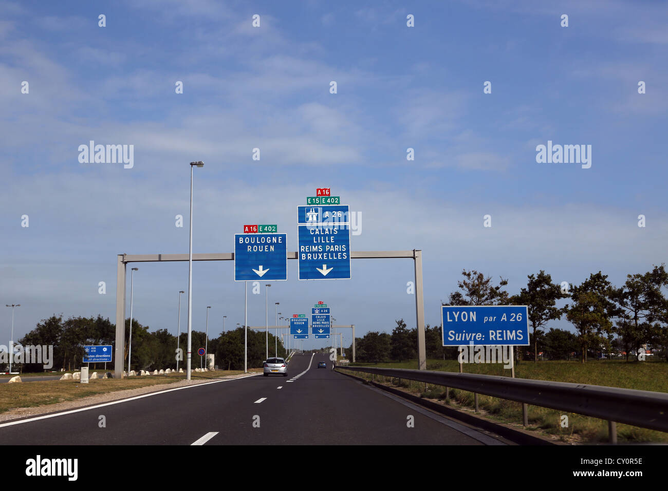 Frankreich-Autos auf der Autobahn unterwegs nach Calais Stockfoto