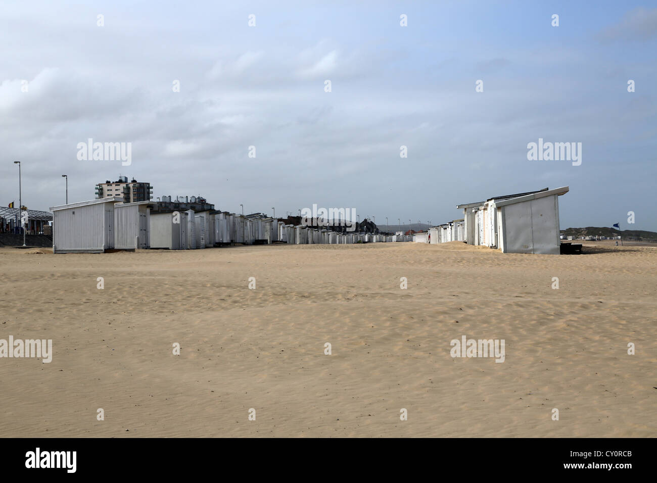 Calais Frankreich Reihen kleine weiße Hütten am Strand von Calais Stockfoto