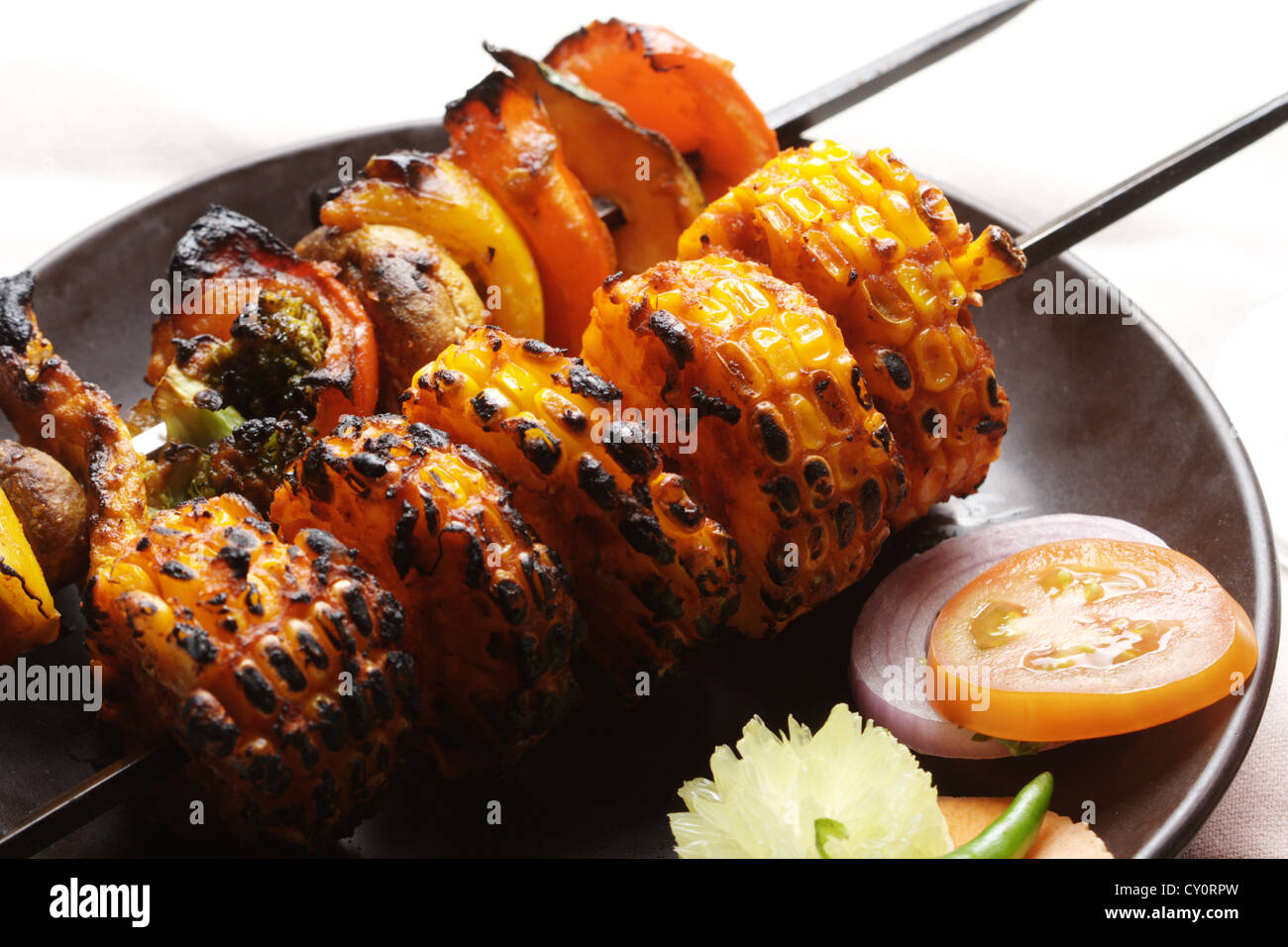 Grill Kebab Platte sind kleine Fleischstücke am Spieß über Holzkohle oder elektrische Hitze gebraten. Stockfoto