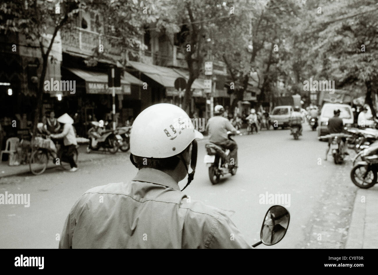 Mann mit USA Helm in der Altstadt von Hanoi in Vietnam in Fernost Südostasien. Die Menschen leben auf der Straße Lifestyle Amerika amerikanische Vietnam Reisen Stockfoto