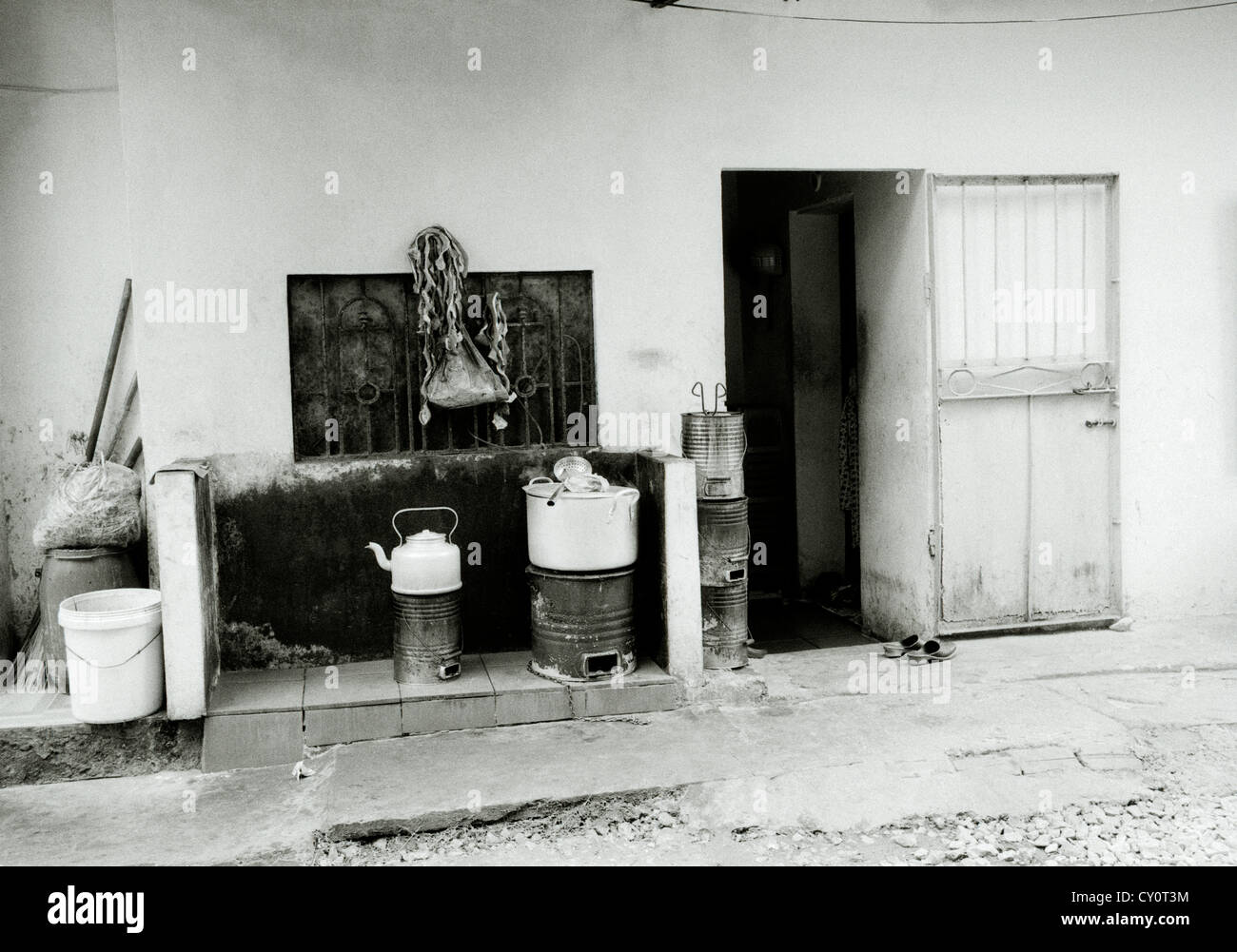 Reisen Fotografie - eine Straßenszene in Hanoi in Vietnam in Südostasien im Fernen Osten. Haus der Stille Armut Slum leben Lebensstil Stockfoto