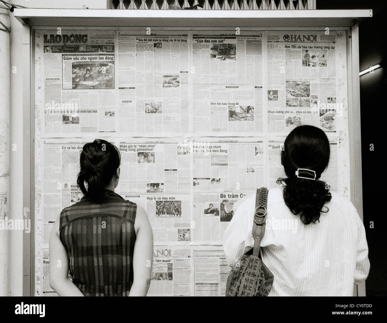 Reisen Fotografie - Menschen in einer Straßenszene in Hanoi in Vietnam Indochina Südostasien Fernost. Frau Frauen Reportage Dokumentarfilm Informationen Stockfoto