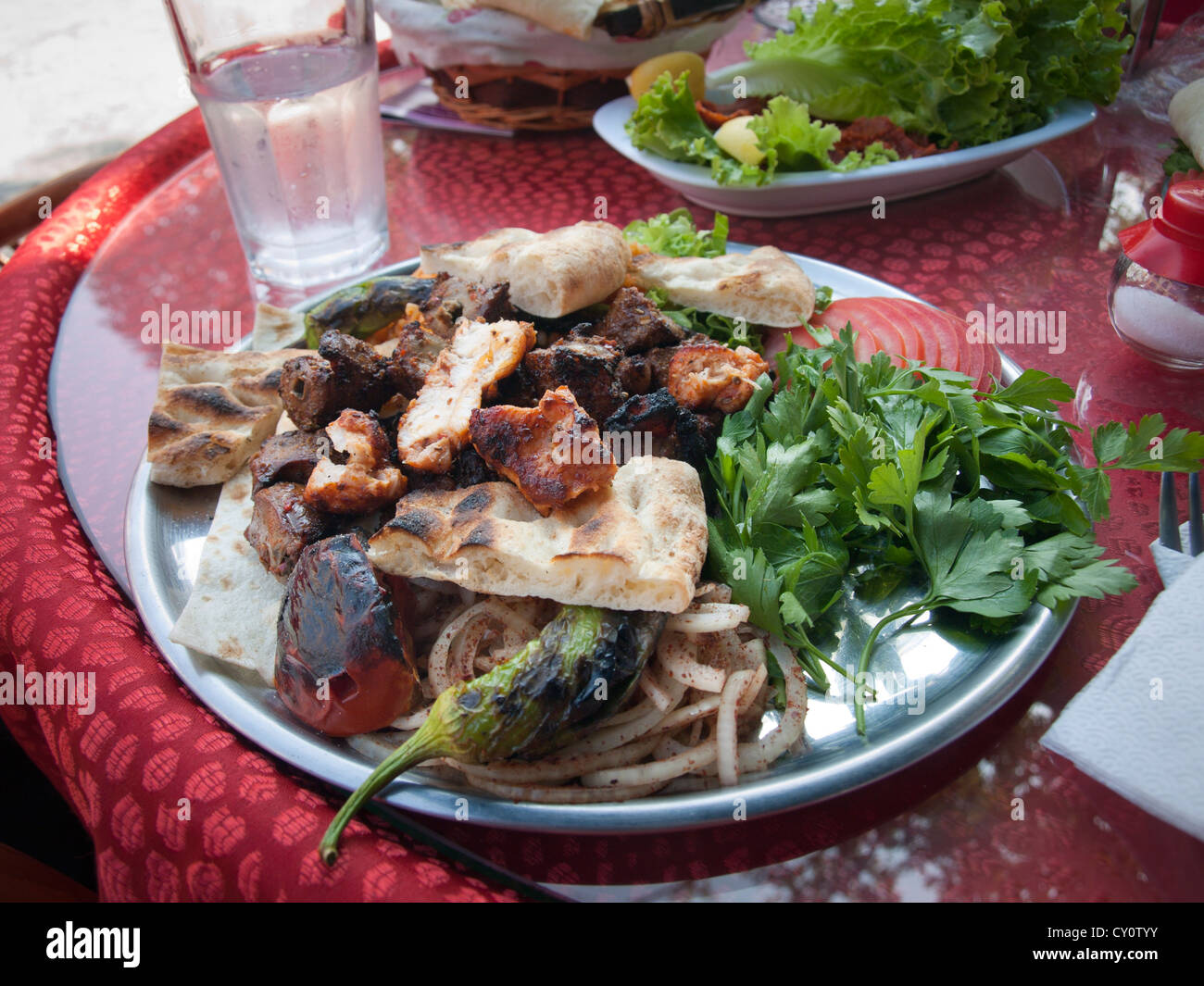 Café Mittagessen in einer typisch türkische Lebensart - Leber Kebab mit Fladenbrot, gegrillten Paprika und Tomaten, Petersilie und Zwiebel - in Bursa-Türkei Stockfoto